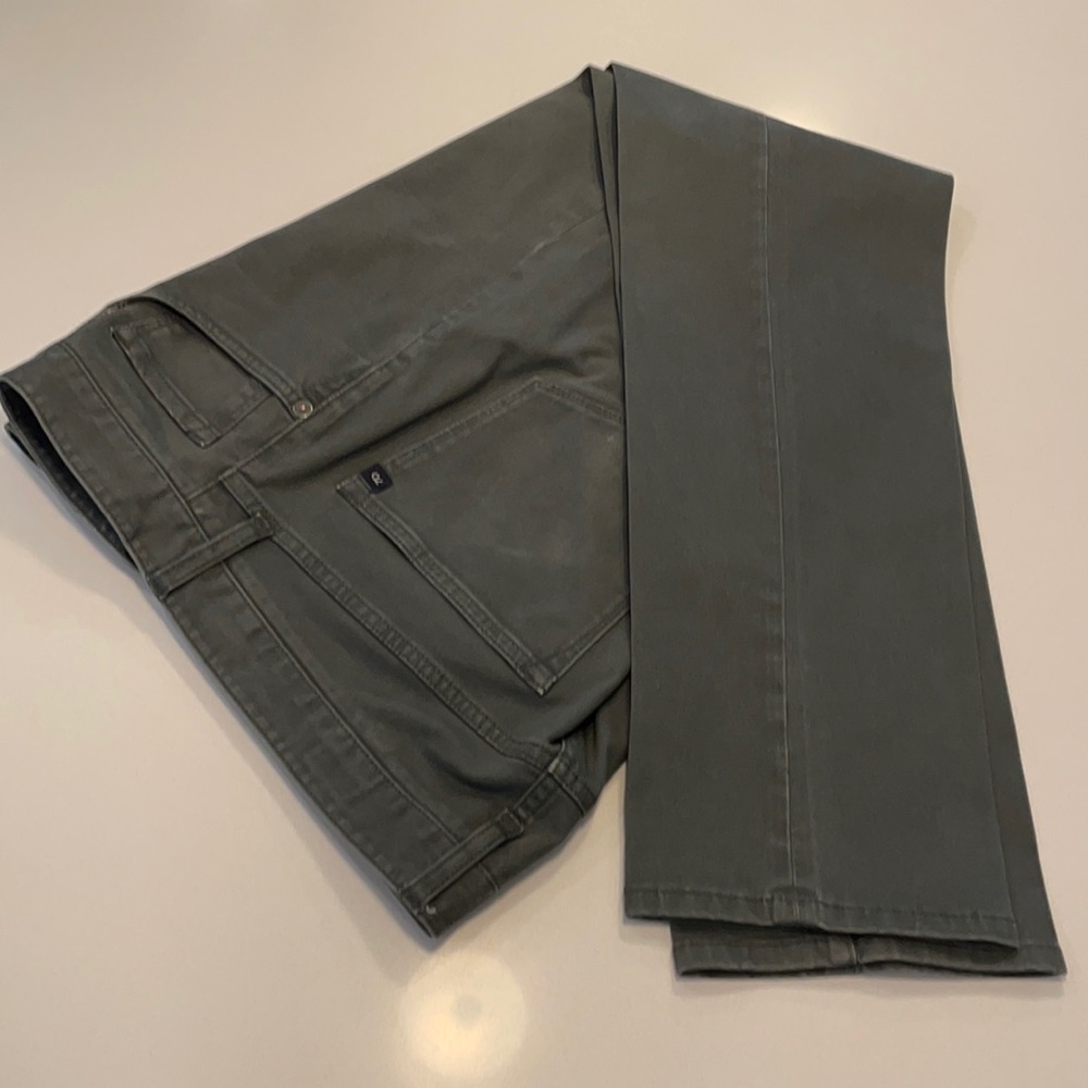 7Diamonds slim fit green khakis 33W 32L